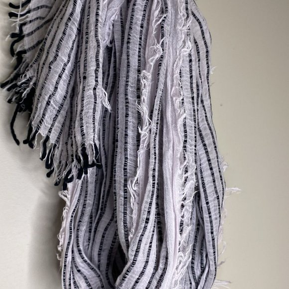 Black and White Scarf - Picture 3 of 5